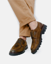 ORILLO derby canela vista lateral detalle suela alta tracción
