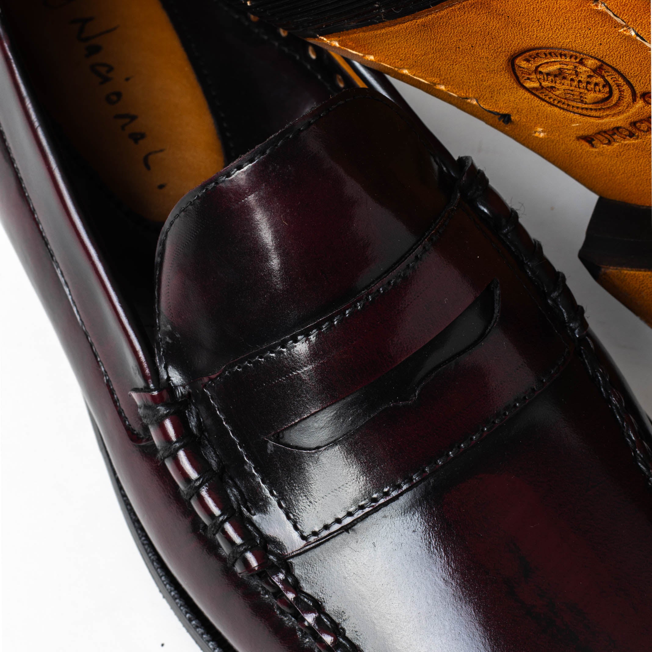MORTERO loafer de vestir burgundy detalle construcción artesanal
