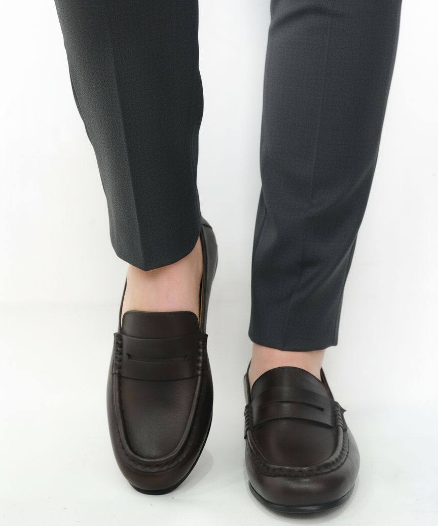AURA loafer mujer café vista lateral piel alta suavidad artesanal
