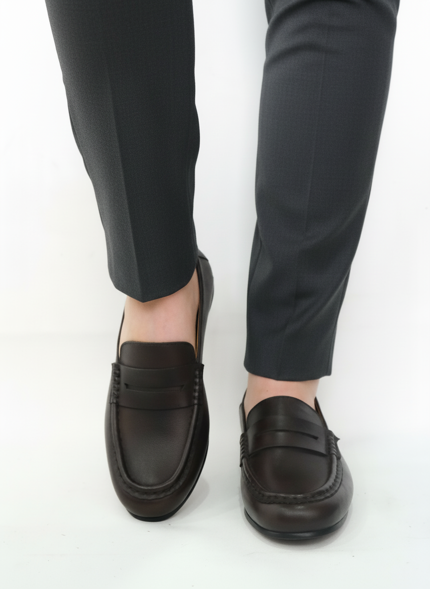AURA loafer mujer café vista lateral piel alta suavidad artesanal
