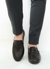AURA loafer mujer café vista lateral piel alta suavidad artesanal
