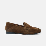 AURA loafer mujer canela acabado gamuzado vista frontal elegancia diaria
