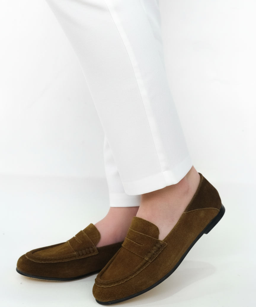 AURA loafer mujer canela vista lateral piel alta suavidad hecho a mano
