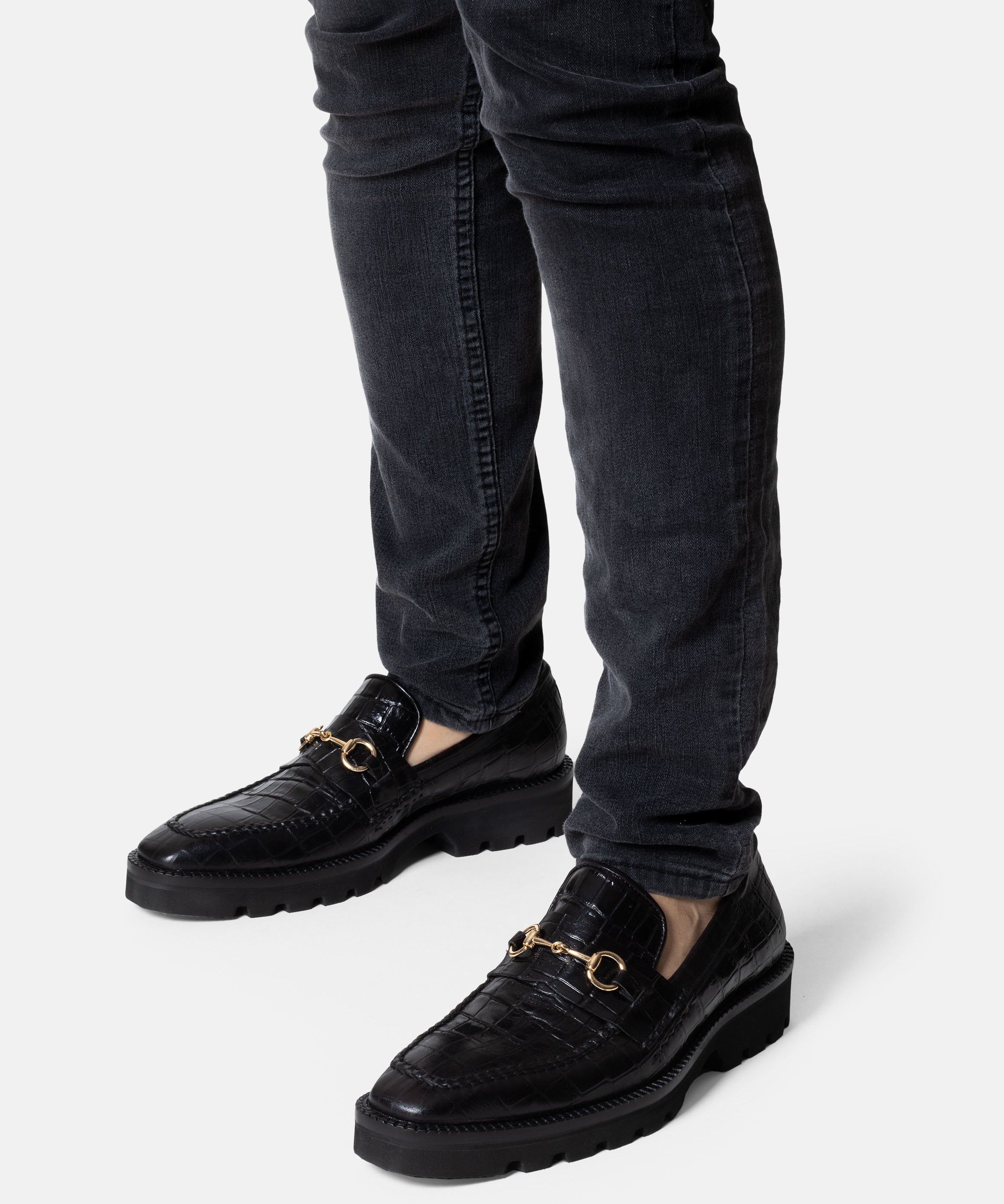 BATAN mocasín loafer negro piel tipo cocodrilo vista lateral suela ligera
