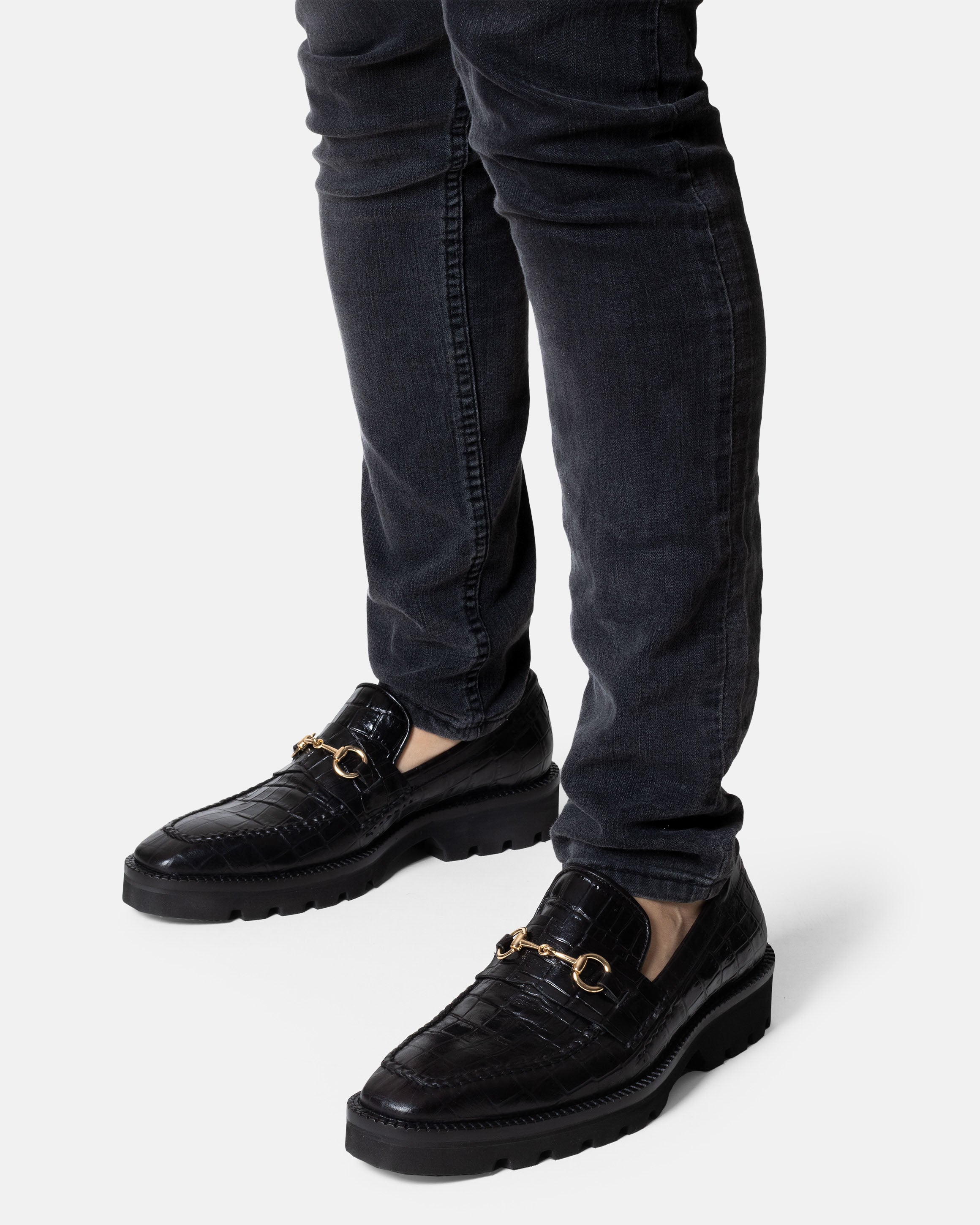 BATAN mocasín loafer negro piel tipo cocodrilo vista lateral suela ligera
