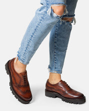 BERZA oxford brogue london vista lateral detalle piel a mano
