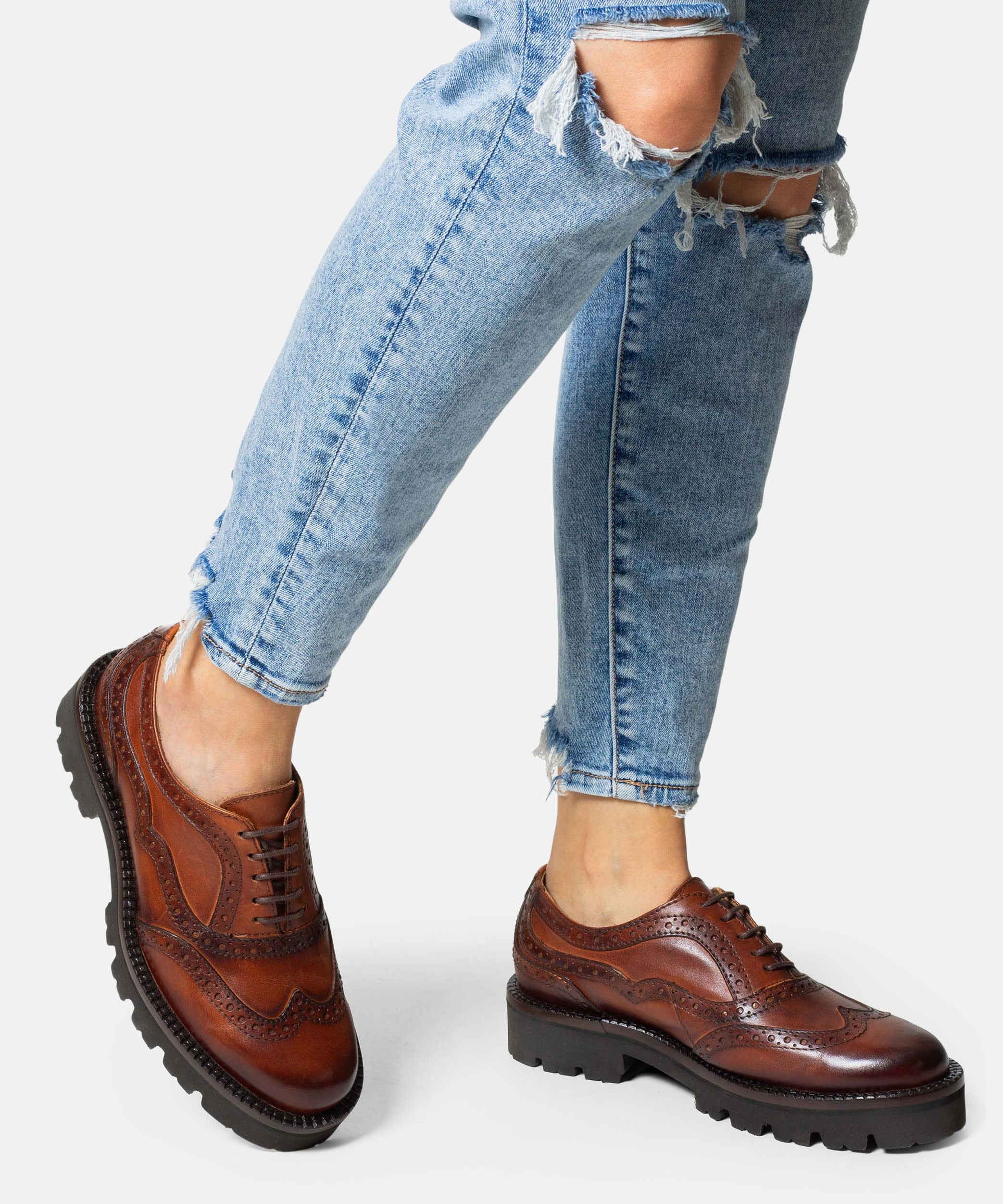 BERZA oxford brogue london vista lateral detalle piel a mano
