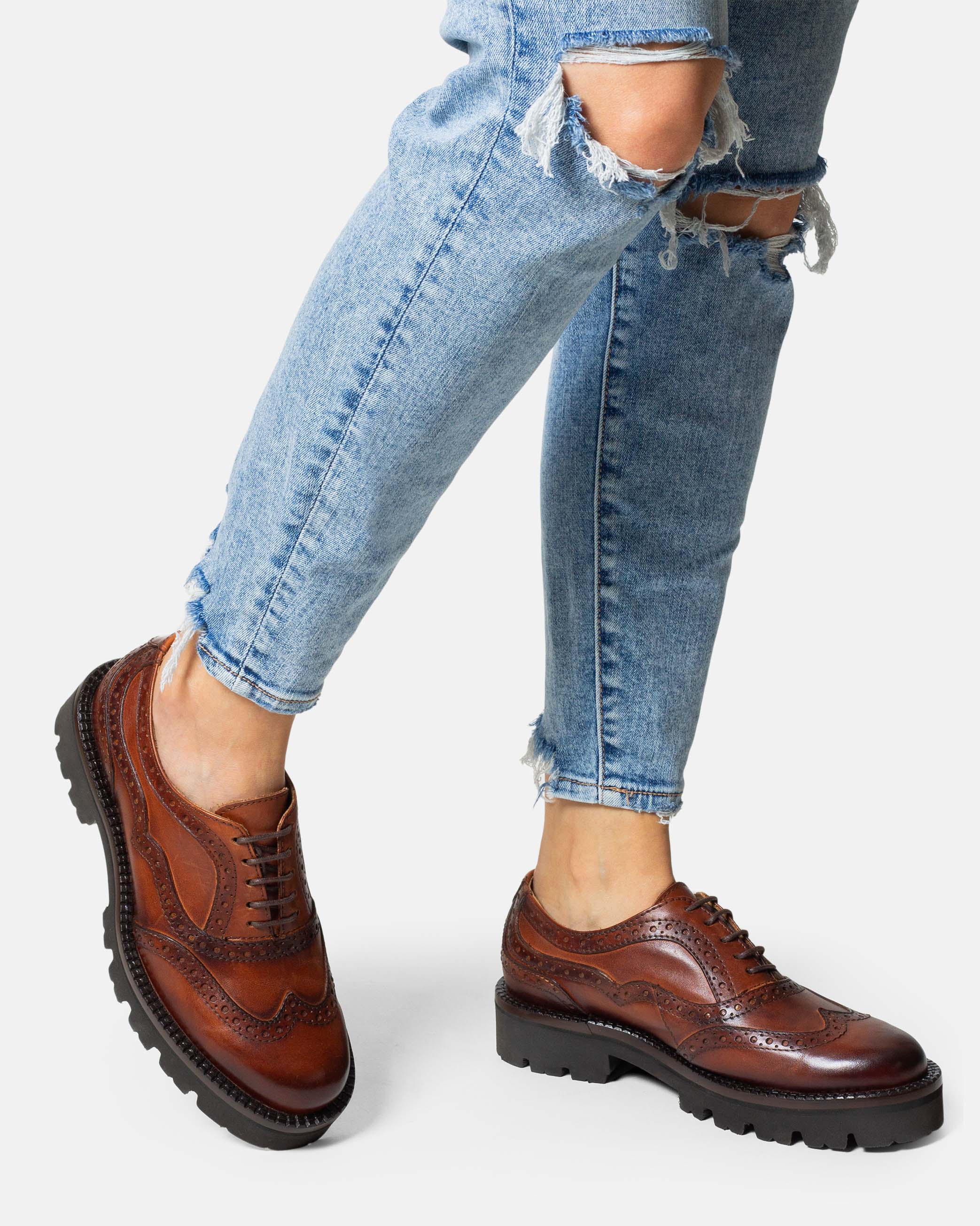 BERZA oxford brogue london vista lateral detalle piel a mano
