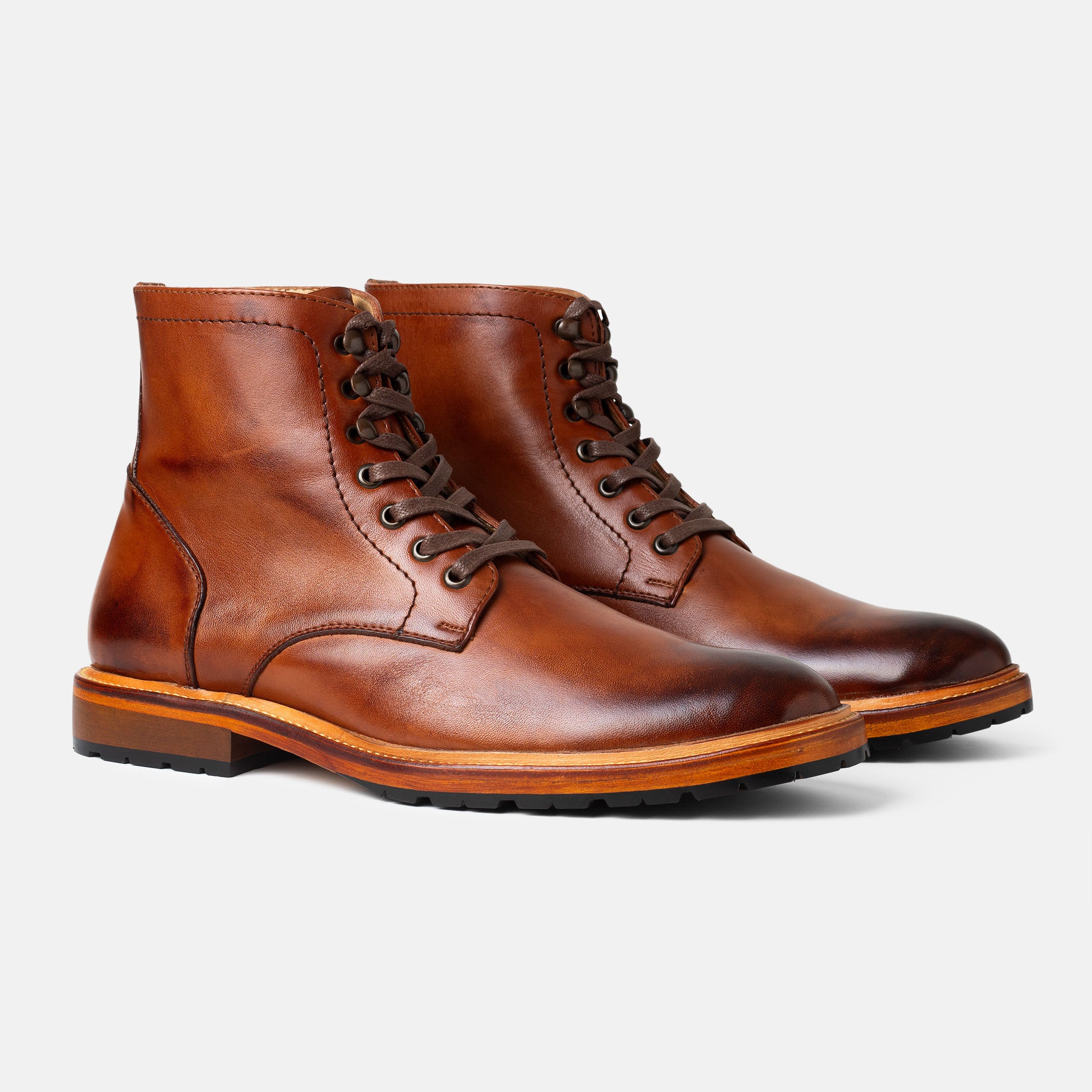 CARRIZO bota vista lateral suela cuero antiderrapante tradición funcionalidad
