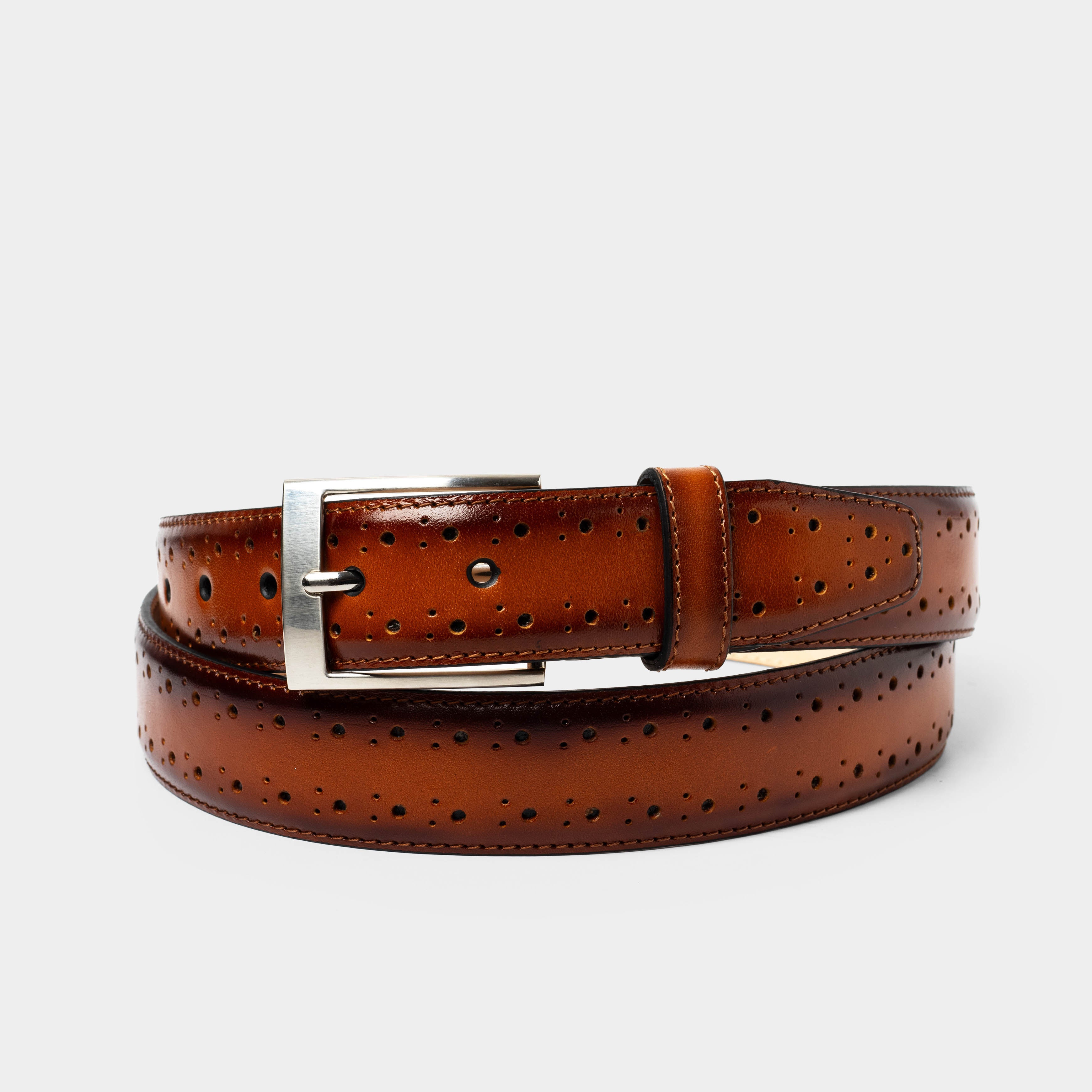 Cinturón brogue miel de cuero premium con acabado artesanal y perforado clásico, accesorio elegante para vestir.