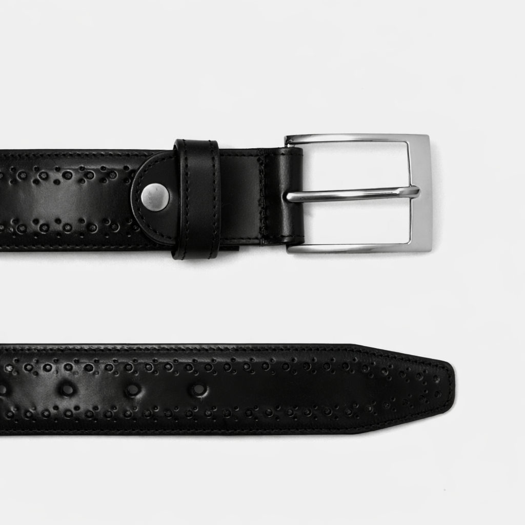 Cinturón brogue negro de piel con perforado artesanal y hebilla metálica, accesorio de cuero hecho a mano en México.