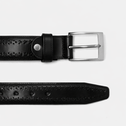 Cinturón brogue negro de piel con perforado artesanal y hebilla metálica, accesorio de cuero hecho a mano en México.