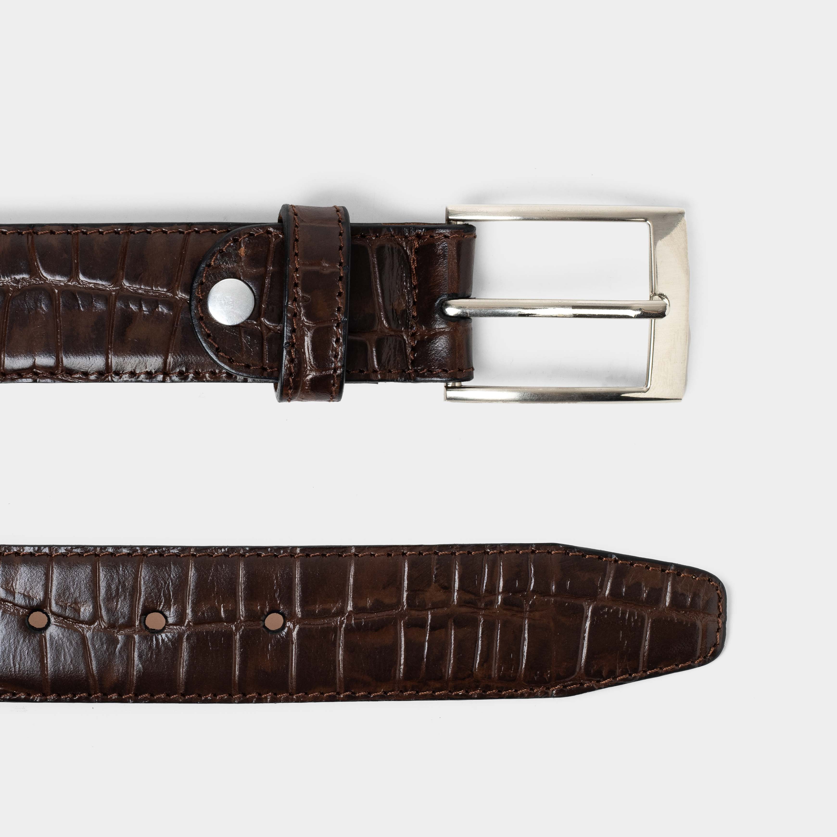 Cinturón croco color café de piel premium con grabado tipo cocodrilo y hebilla metálica, accesorio artesanal mexicano.