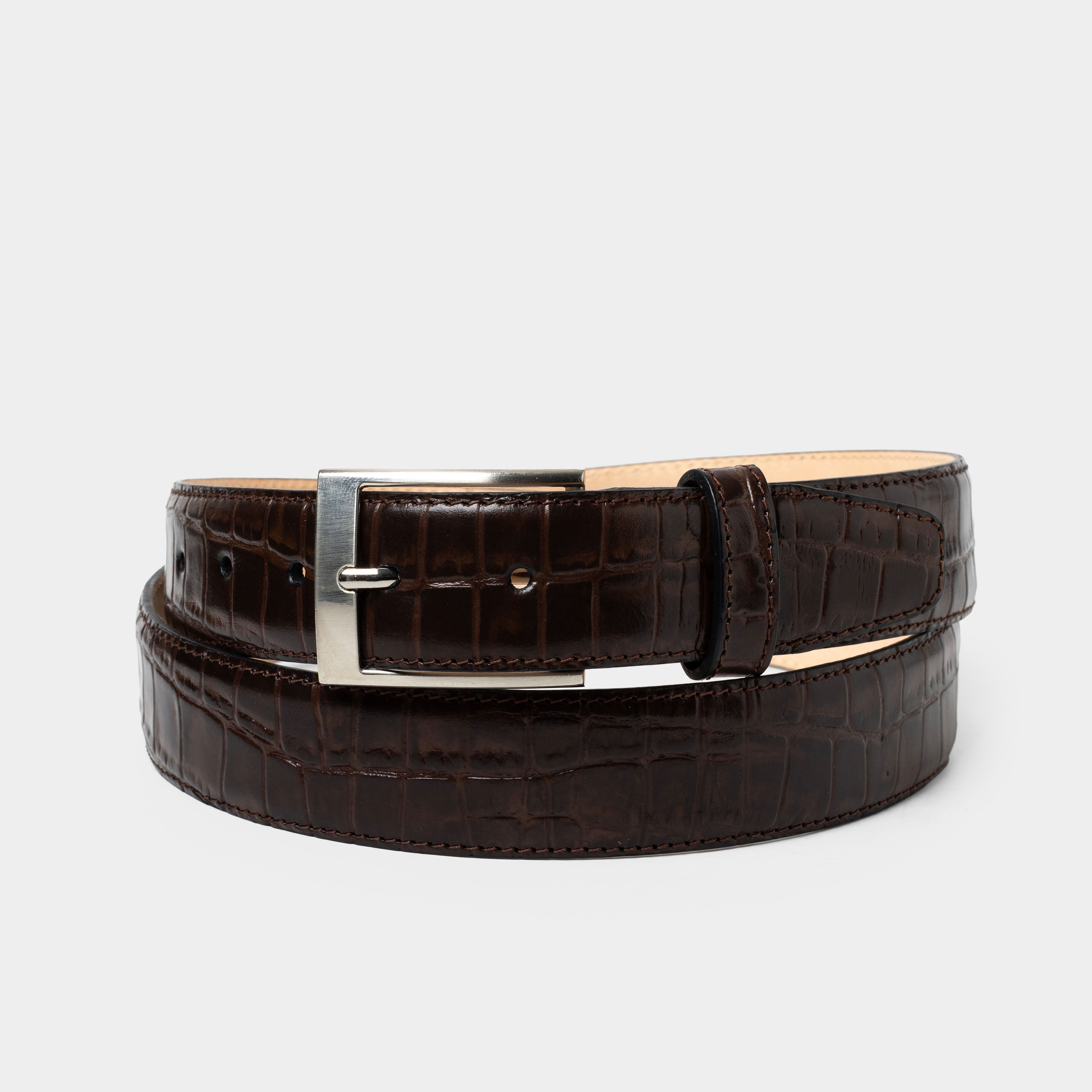 Cinturón croco café de cuero con textura tipo cocodrilo y acabado artesanal, ideal para looks formales.