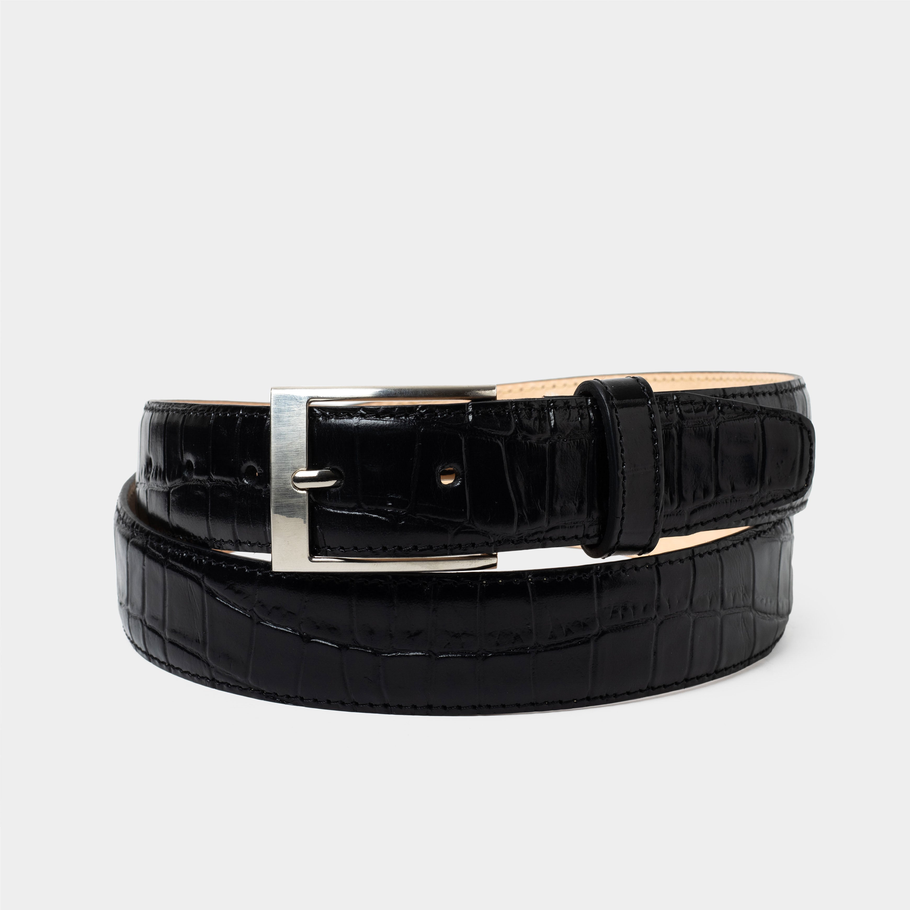 Cinturón croco negro de piel premium con grabado tipo cocodrilo y hebilla metálica, accesorio artesanal hecho en México.