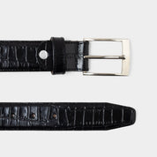 Cinturón croco negro de cuero con textura tipo cocodrilo y acabado a mano, accesorio elegante para vestir.