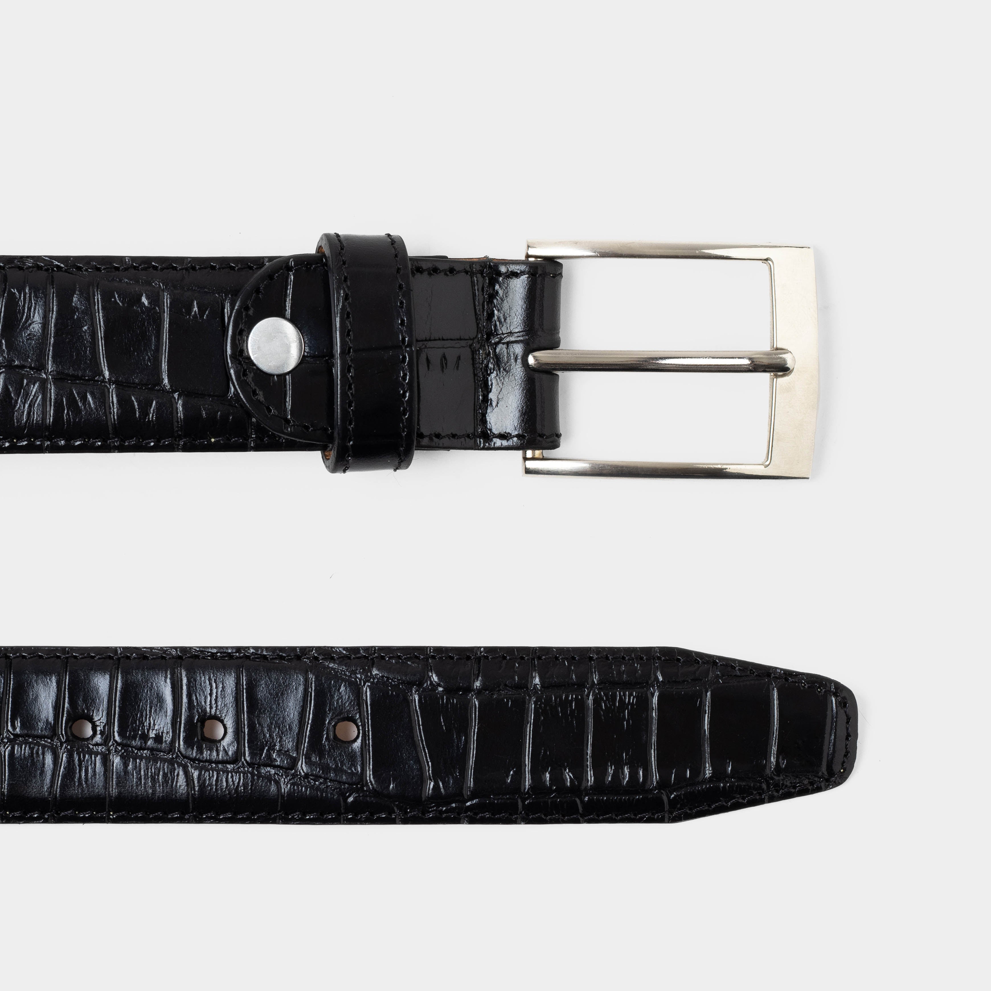 Cinturón croco negro de cuero con textura tipo cocodrilo y acabado a mano, accesorio elegante para vestir.