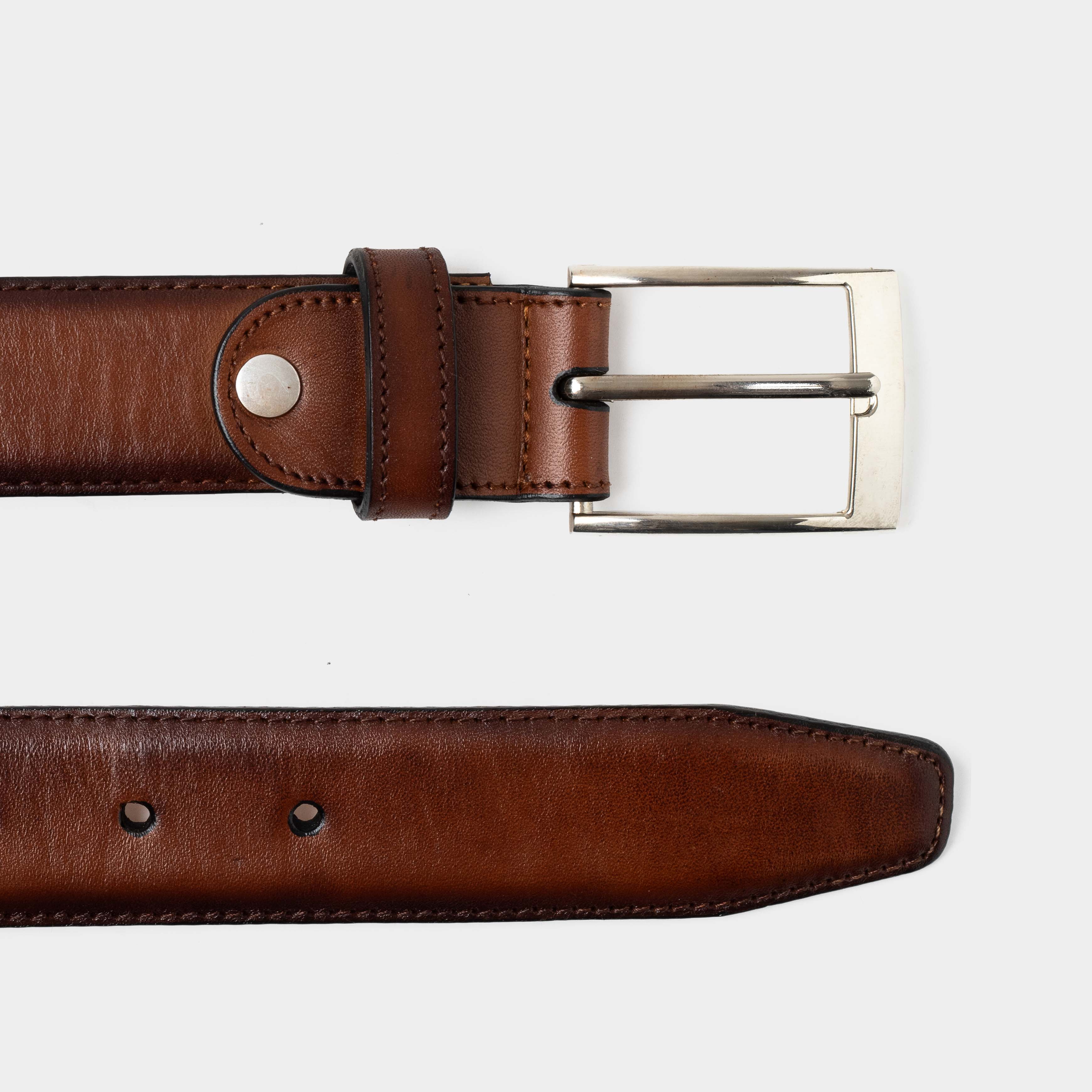 Cinturón liso color London de piel premium con hebilla metálica, accesorio de cuero artesanal hecho en México.