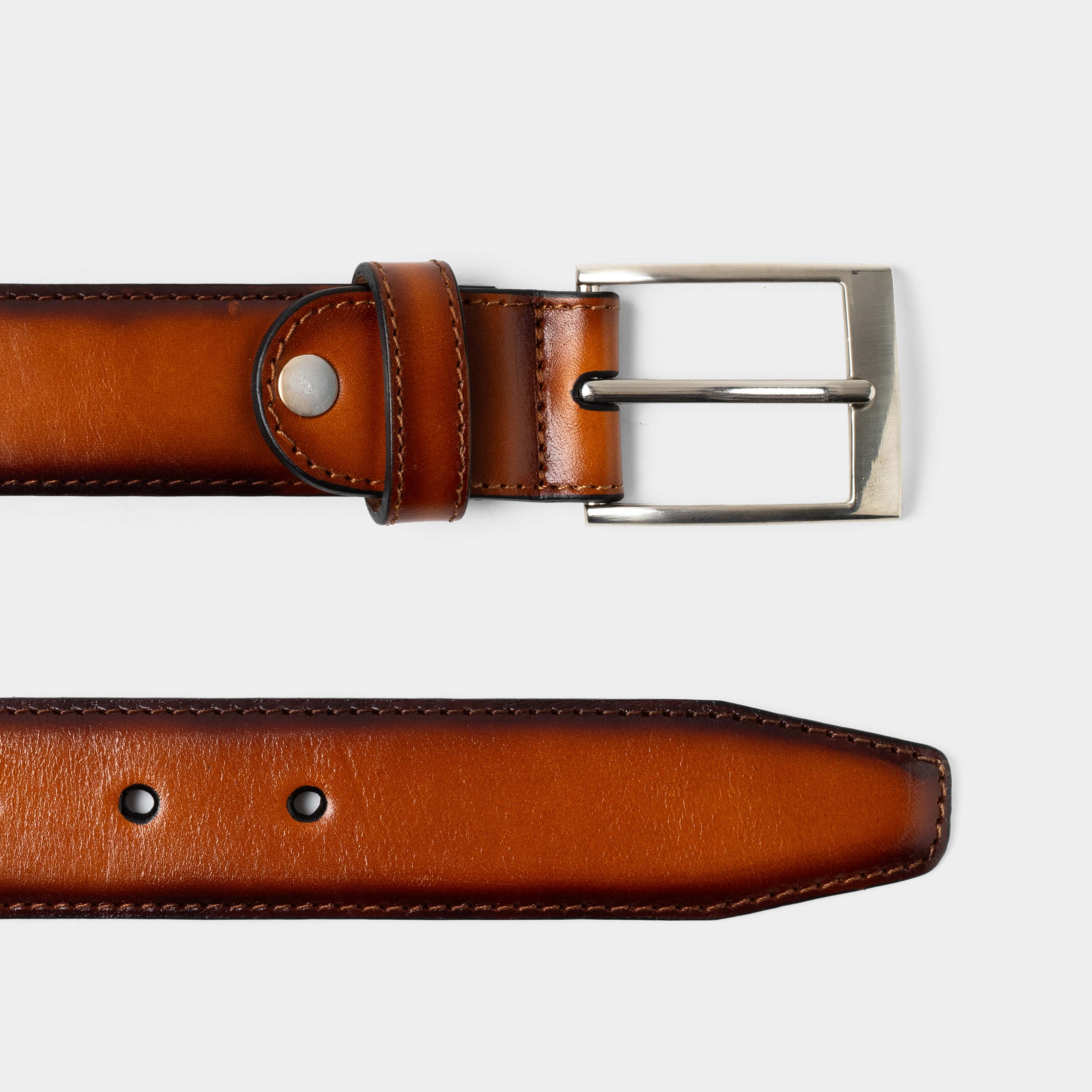 Cinturón liso color miel de piel natural con hebilla metálica, accesorio clásico de cuero hecho a mano en México.