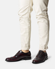 JUNCAL oxford brogue burgundy vista lateral perforado preciso elegante
