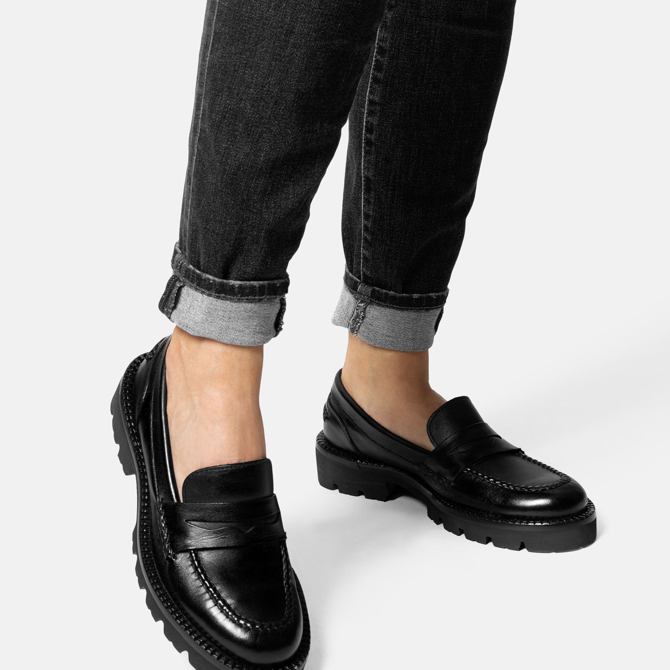 MAJA mocasín loafer mujer negro vista lateral suela robusta chunky
