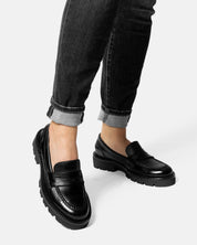 MAJA mocasín loafer mujer negro vista lateral suela robusta chunky
