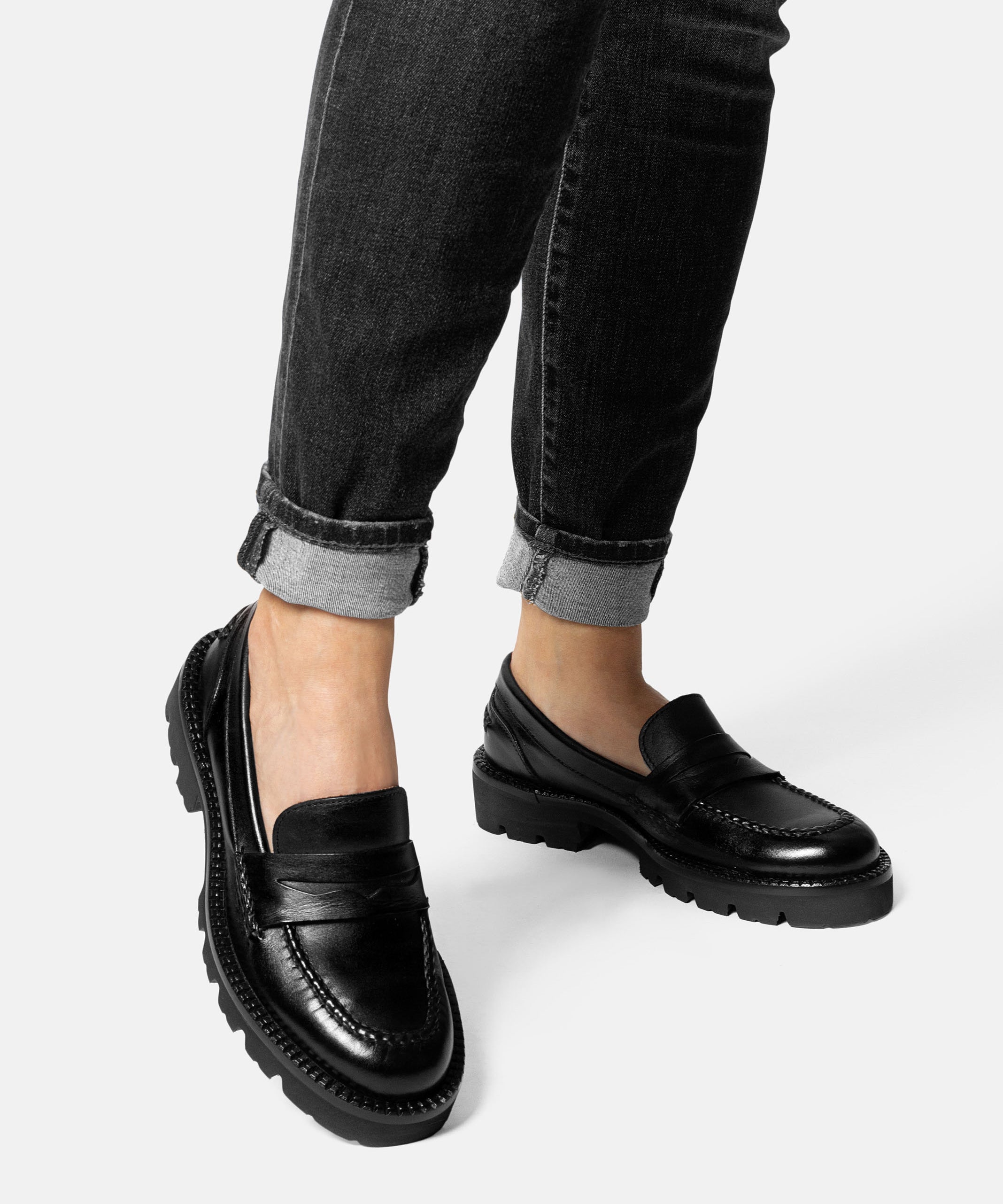 MAJA mocasín loafer mujer negro vista lateral suela robusta chunky
