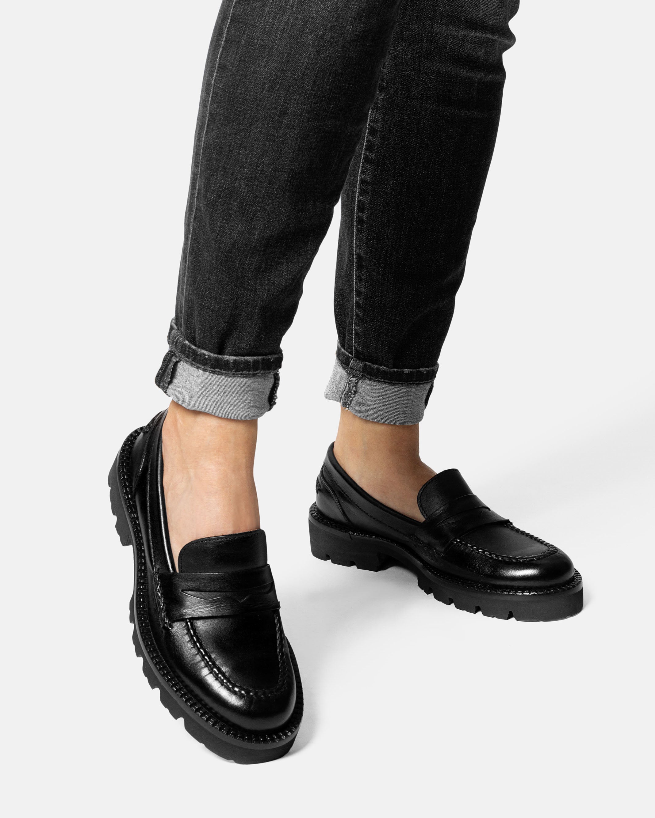 MAJA mocasín loafer mujer negro vista lateral suela robusta chunky
