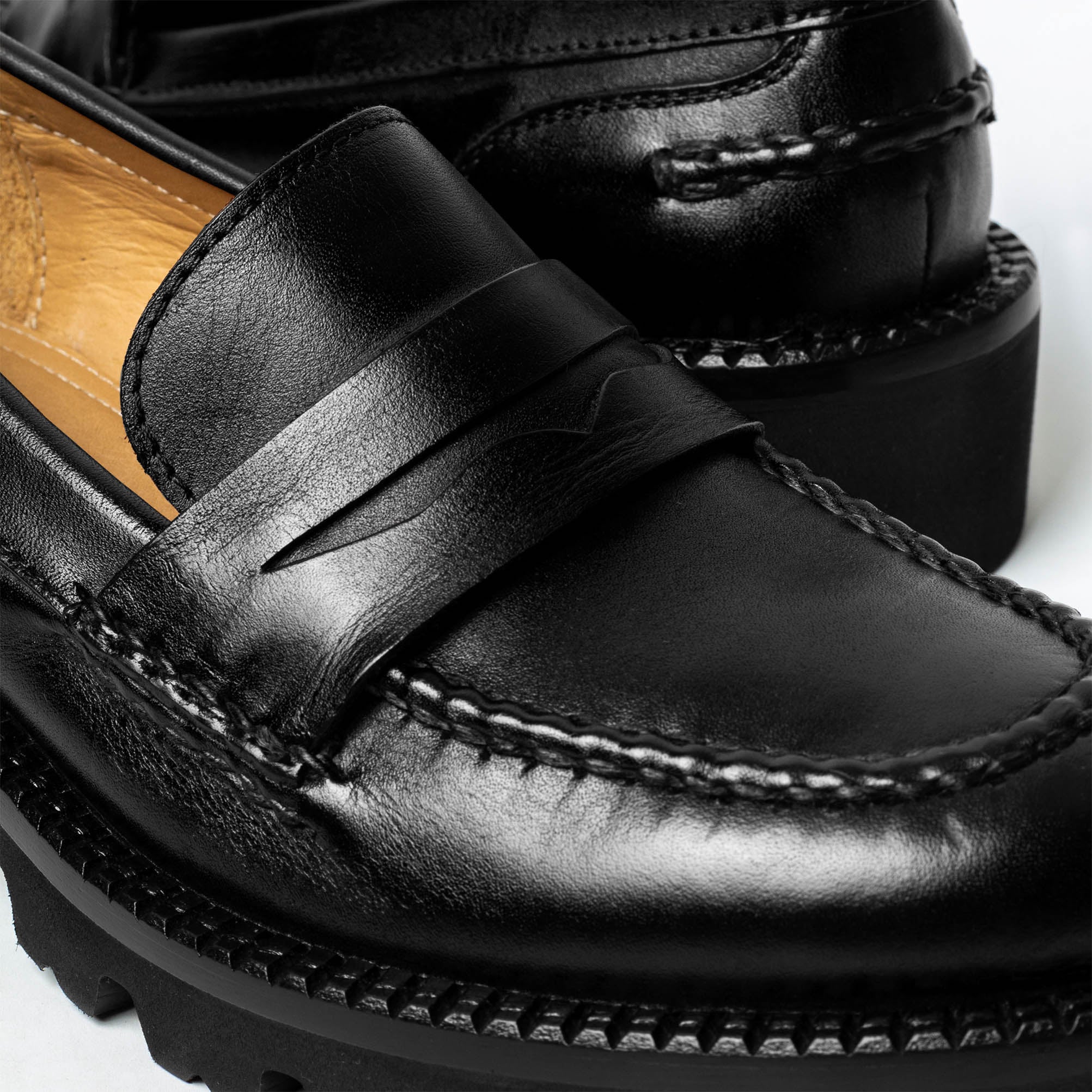 MAJA loafer chunky mujer negro detalle construcción hecho a mano México
