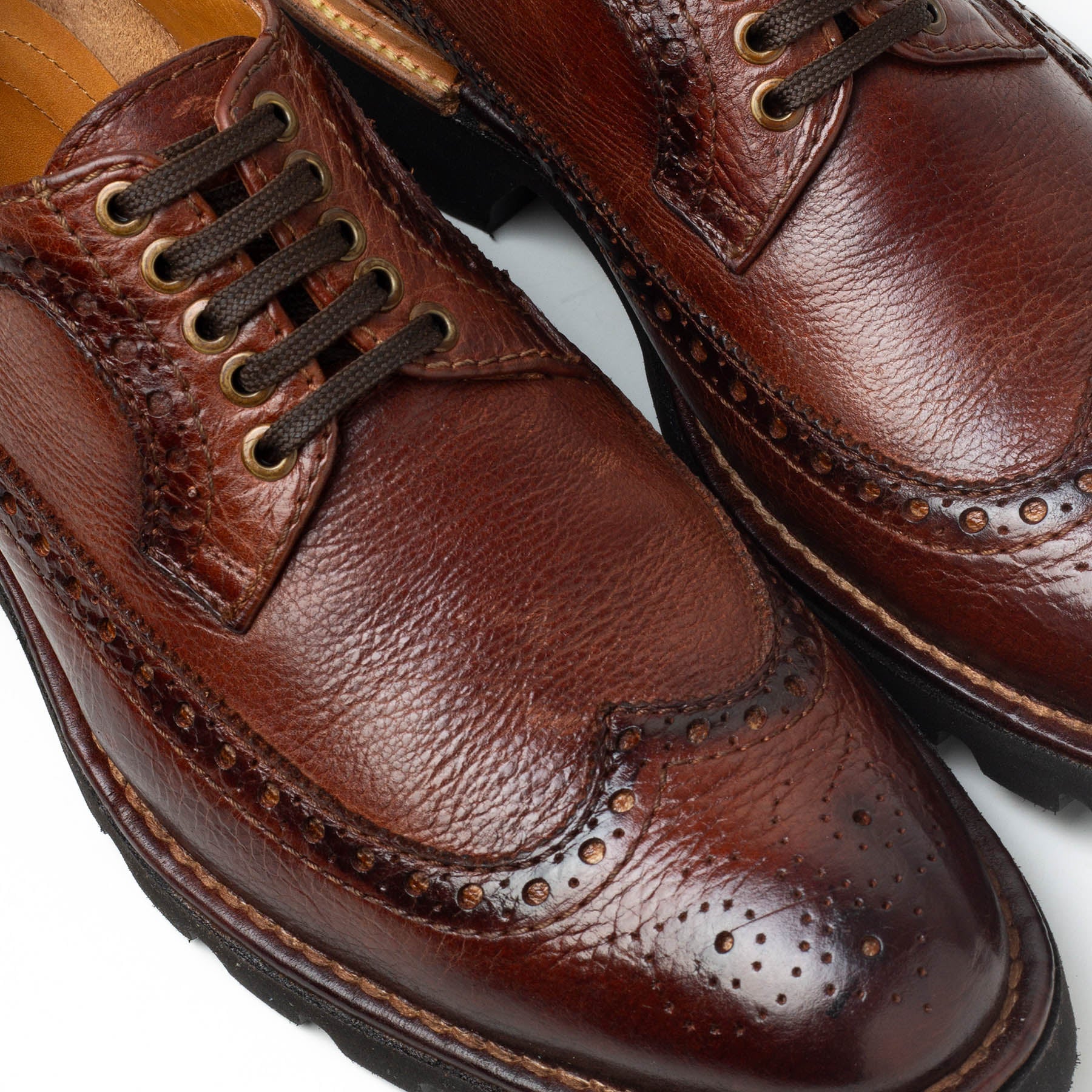 REBOZO brogue marrón detalle costuras expuestas artesanal México
