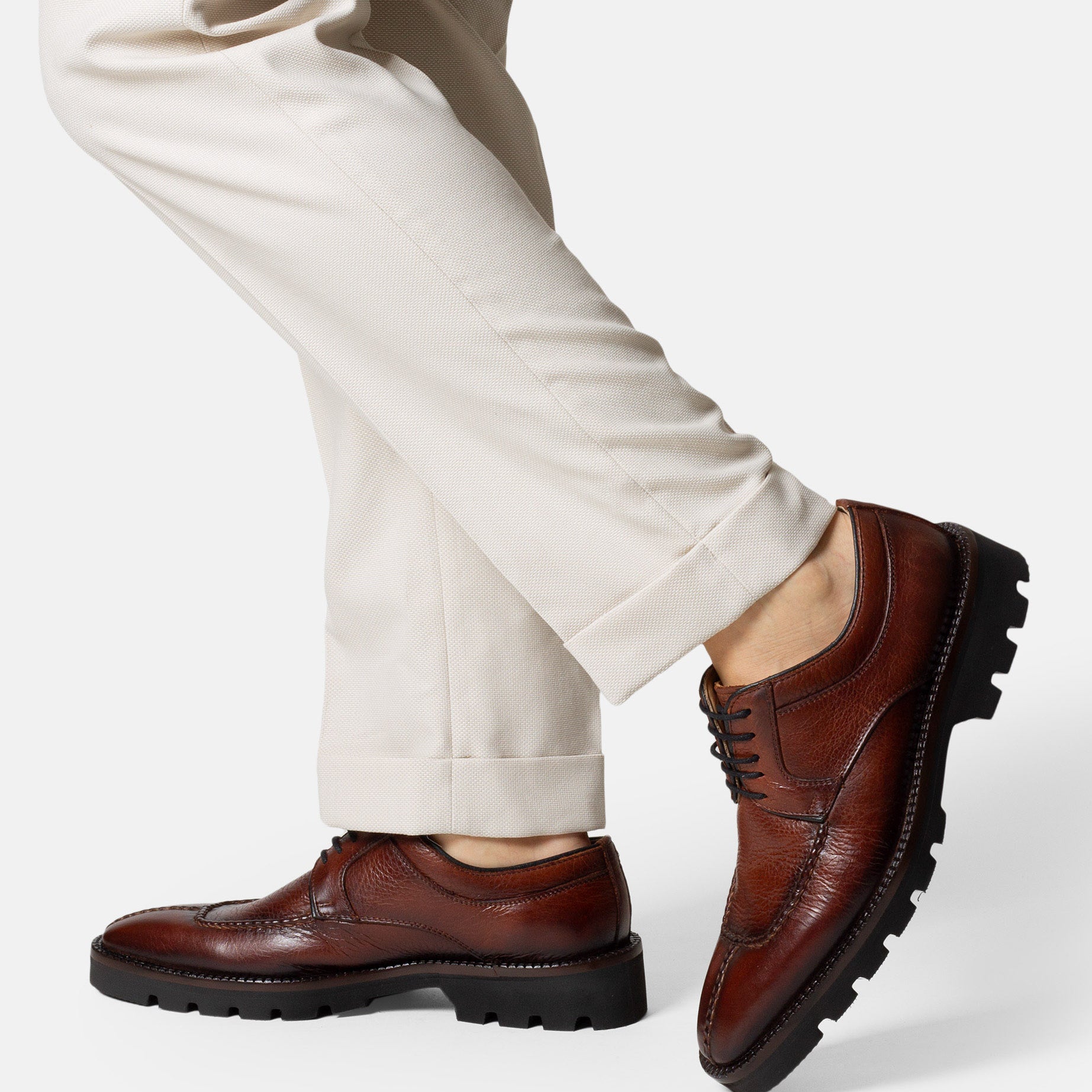 SABRA derby marrón detalle construcción artesanal colección Feather Walk
