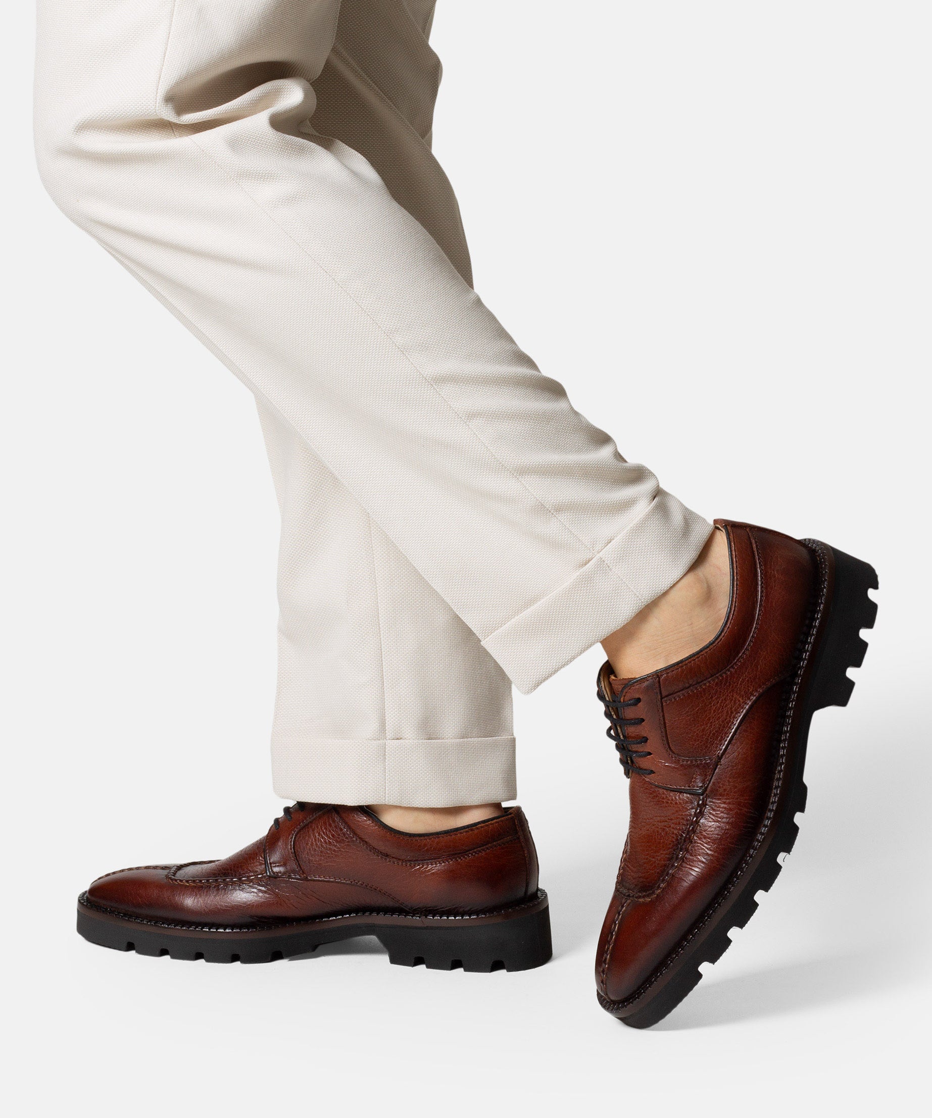 SABRA derby marrón detalle construcción artesanal colección Feather Walk
