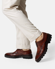 SABRA derby marrón detalle construcción artesanal colección Feather Walk
