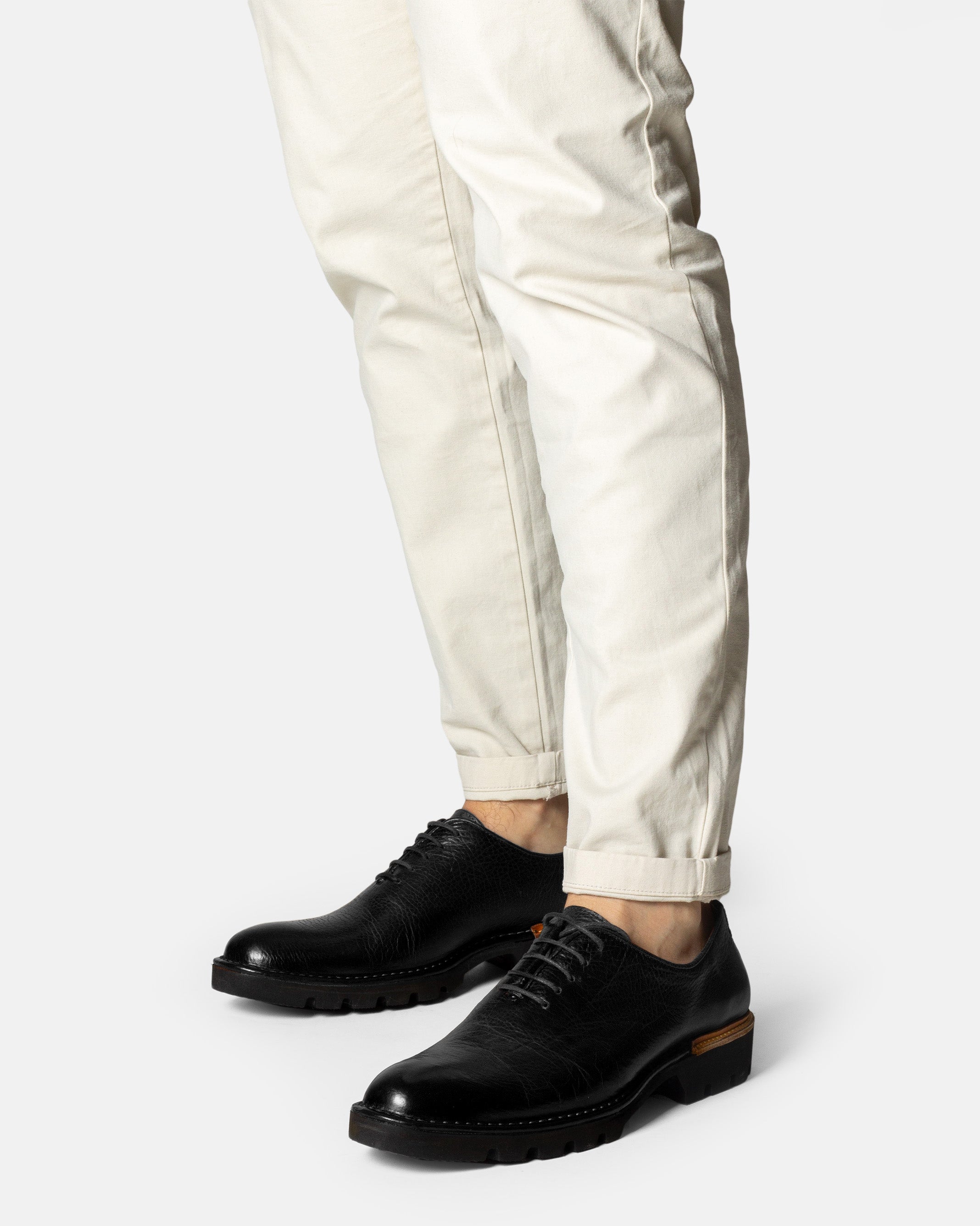 SARAPE oxford negro detalle piel textura natural acabado artesanal
