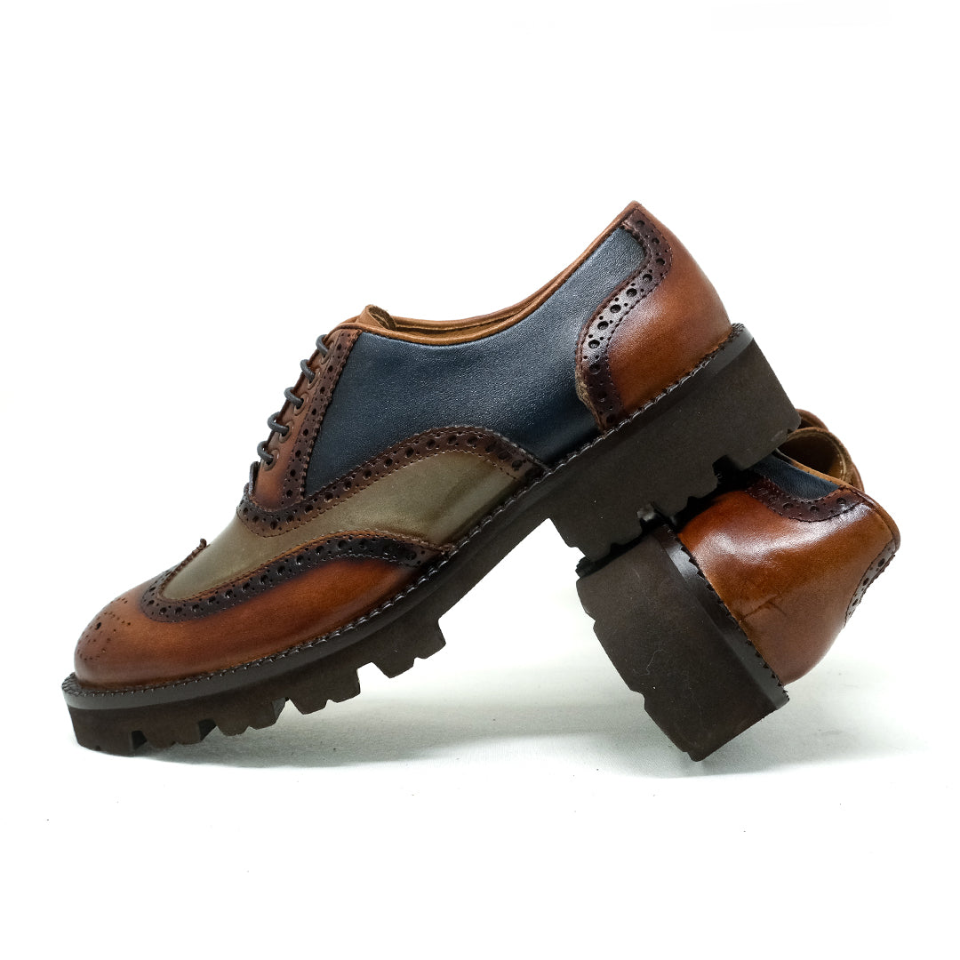 TEZAL oxford brogue london azul detalle costuras precisas tradición inglesa
