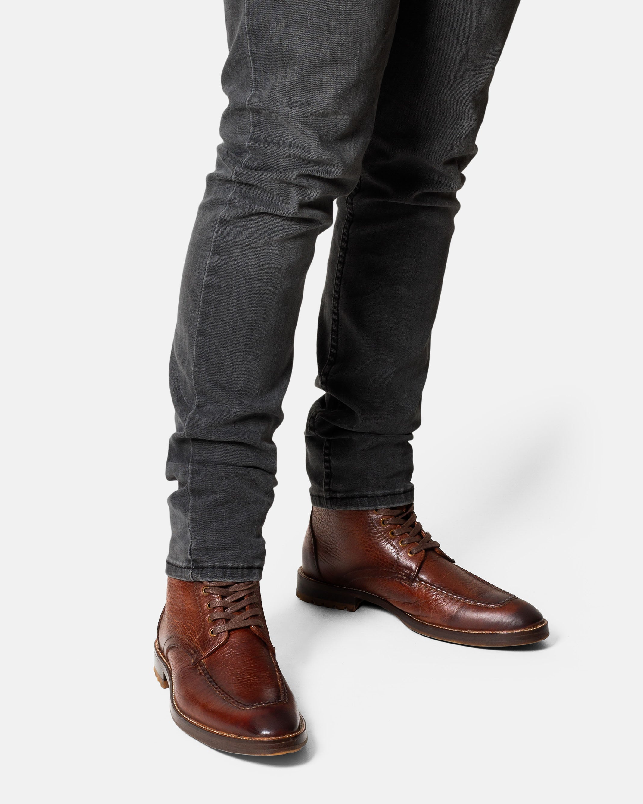 TULE bota caña media marrón vista lateral costura tejida a mano
