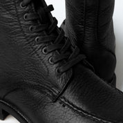 TULE bota caña media negro detalle ritmo moderno esencia artesanal
