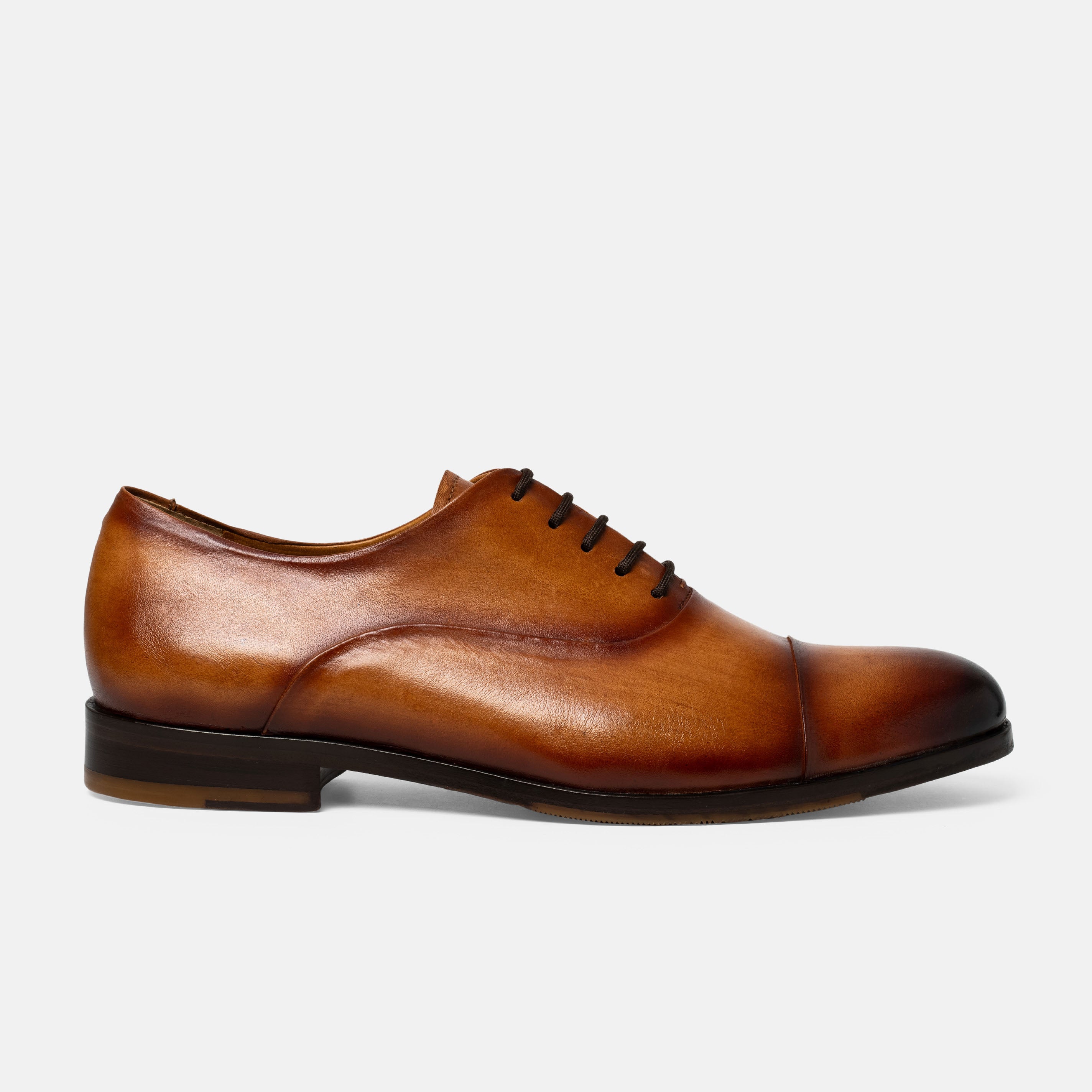 UMAN oxford cap toe caramel patina a mano vista frontal hecho México

