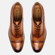 UMAN oxford cap toe caramel vista diagonal proporciones precisas

