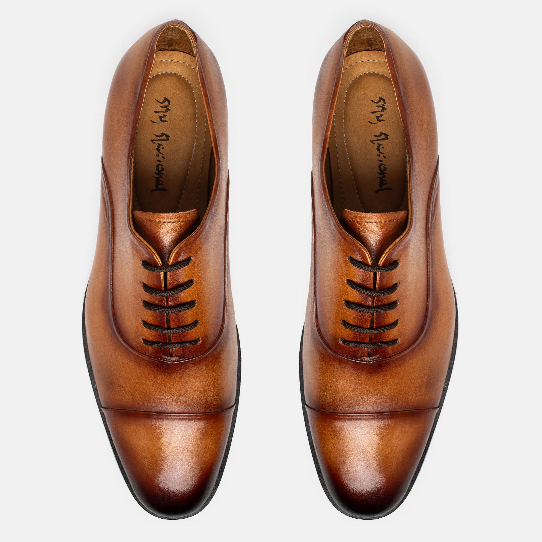 UMAN oxford cap toe caramel vista diagonal proporciones precisas
