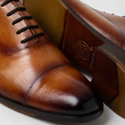 UMAN zapato oxford cap toe caramel vista completa ideal traje reuniones
