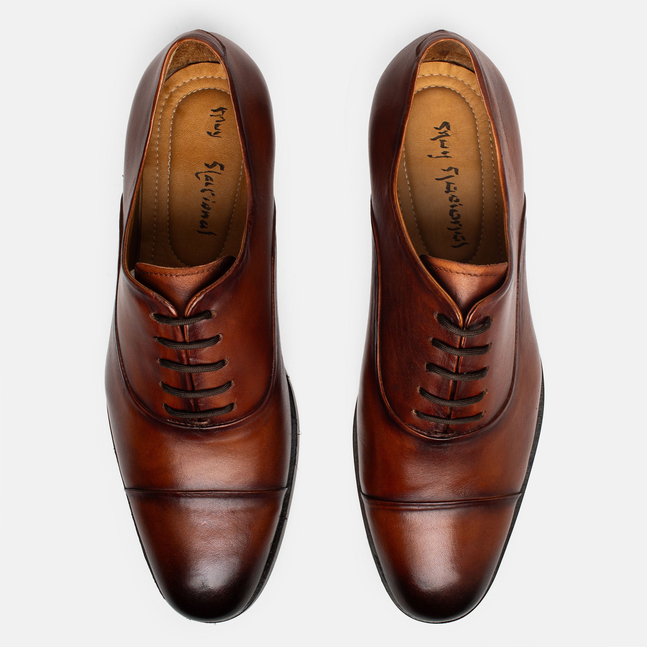 UMAN oxford cap toe london vista diagonal presencia por los detalles
