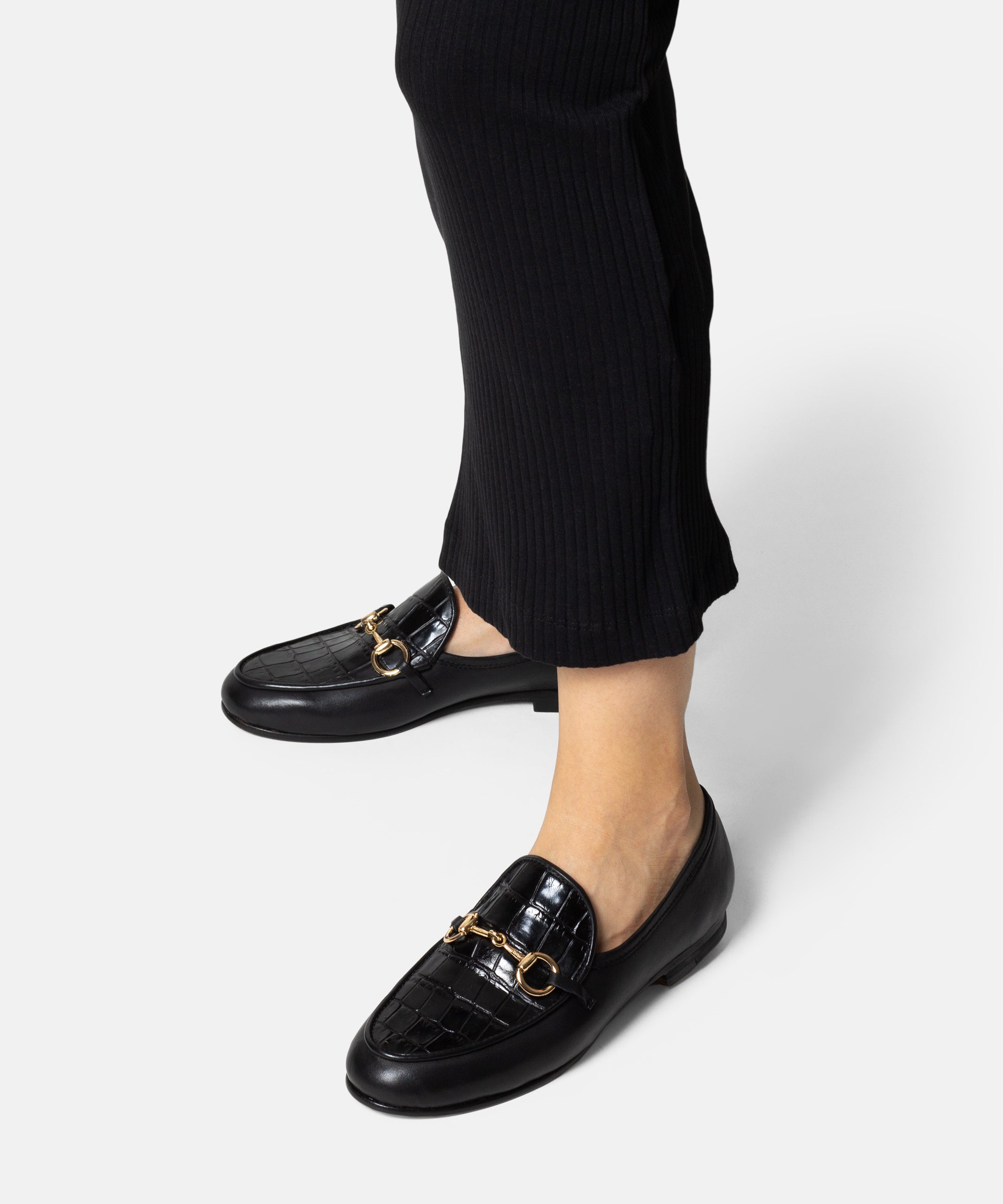 VIGIA mocasín mujer negro vista lateral piel premium porte ejecutivo
