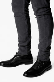YUTE bota negro vista completa silueta estilizada distinción en cada paso

